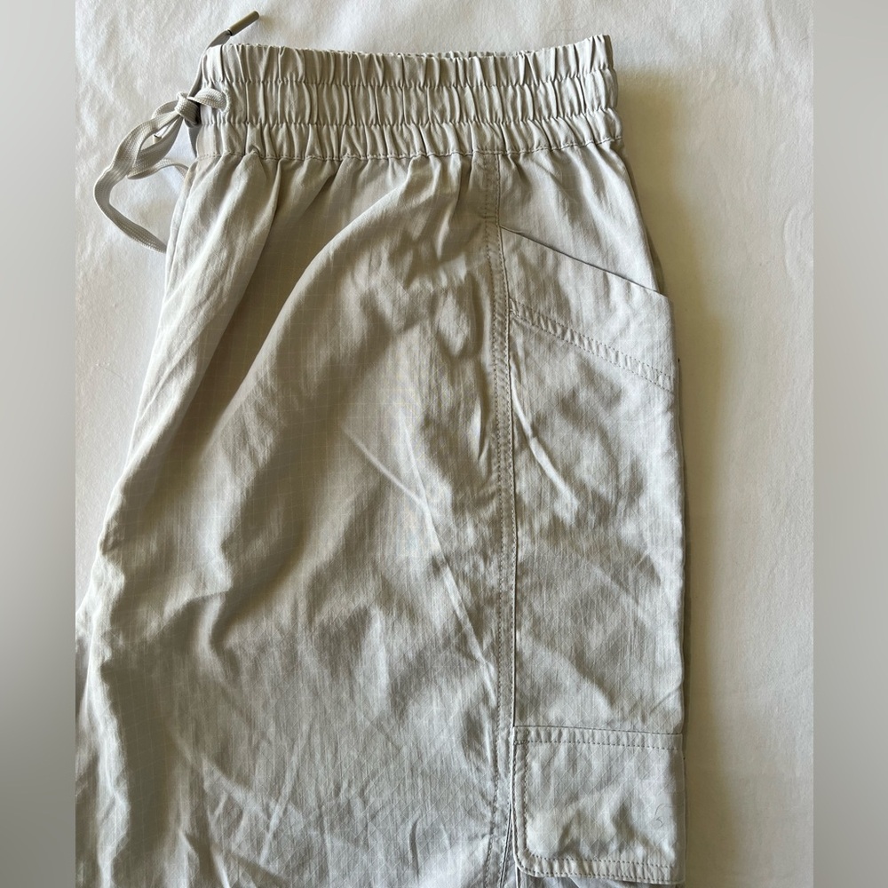 Fabletics Lightweight Ripstop Cargo Joggers in Luna Grey - Picture 5 of 13